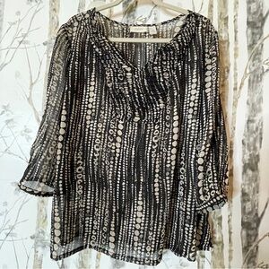 🚨Chico’s Black & Beige Sheer Print Top Size 2 (Large) 24” pit to pit, 27”long